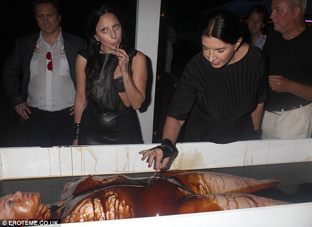 Pizzagate: Marina Abramovic, Lady Gaga over corpse
